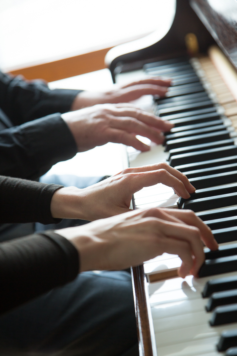 Песня четыре руки. Руки пианиста. Руки на пианино. Руки на фортепиано. Фортепиано в четыре руки.